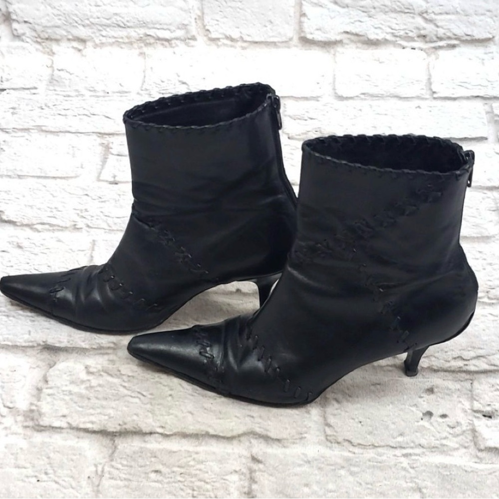 Vero Cuoio Women's Black
Looped Stitching Detail Kitten Heeled
Ankle Boots 6.5